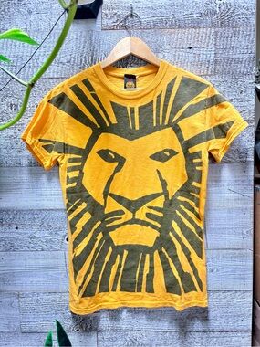 Disney | Official "The Lion King" Live Graphic Short-Sleeve Tee - Unisex S